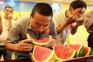 兄妹俩争西瓜吃瓜视频,欢乐温馨瞬间