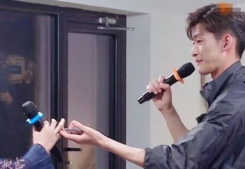 二人表白一人吃瓜视频,一场校园爱情的现场直播